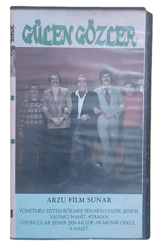 gülen_gözler1-removebg-preview Gülen Gözler VHS Kaset (Çok Nadir) - Görsel 1
