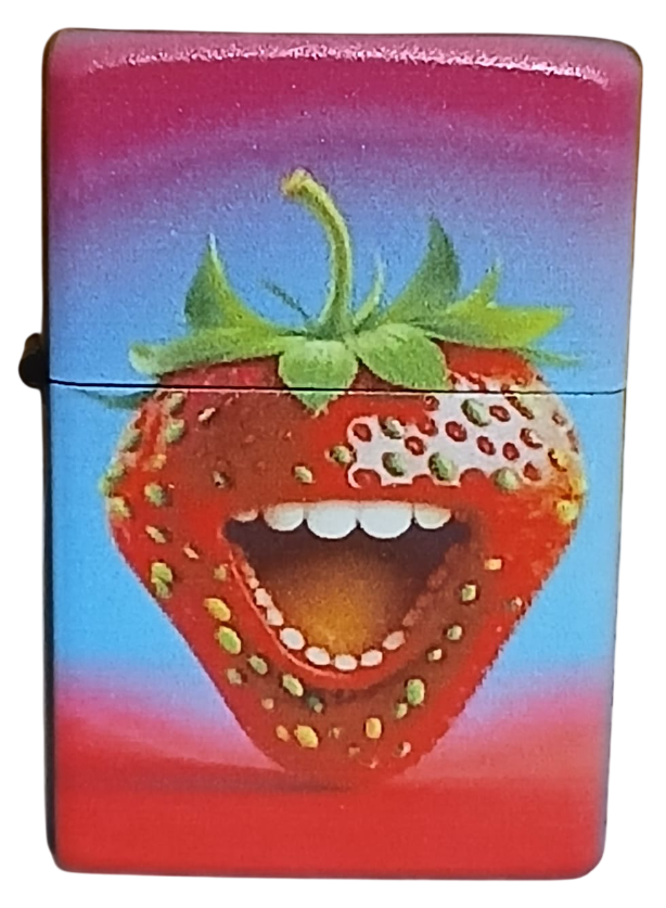 çilek-Photoroom Gülen Çilek Zippo Tarzı Benzinli Çakmak Siyah - Görsel 1